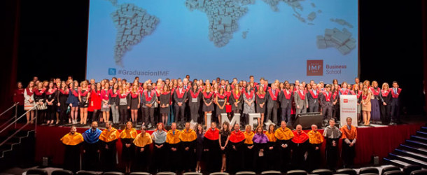 Posan Alumnos Graduados, Galardonados de los Premios y Autoridades de IMF Business School