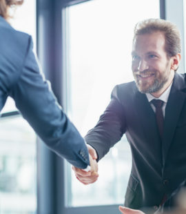 Desde Recursos Humanos estamos tratando de cambiar la palabra reclutar por la de atraer, y la de retener por enamorar. Pero cuando nos enamoramos suele ser tras un flechazo, algo que nos ha hecho conectar, algo que nos une al otro y que nos hace pensar que junto somos mejores.
