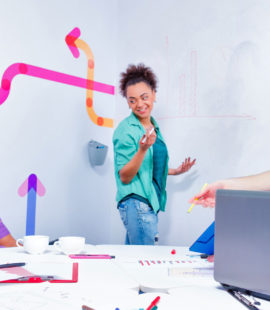 Design Thinking se ha encargado de aportar soluciones a la organización, pero normalmente de marketing, negocio, innovación y producto. Esta metodología es aplicable a otras áreas como la de Recursos Humanos, donde podemos impactar en las personas mucho más. De esta manera, es cuando estamos realmente aportando valor.