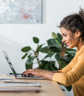 Desde que nuestra forma de trabajar tuvo que adaptarse en tiempo récord debido al confinamiento, muchas cosas han cambiado. Recursos Humanos por ejemplo ha tenido que llevar a cabo los procesos de selección de forma virtual. Ahora ya estamos más acostumbrados a tener una entrevista de trabajo online. Pero es importante que tengas claros algunos consejos, ya que tiene algunos factores que hay que cuidar.