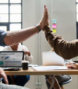 Mucho se habla de los embajadores de marca y de la atracción de talento. Pero aun siéndolo, ¿cómo saber si puedes recomendar a un amigo para que trabaje contigo en la misma organización? ¿Te has encontrado con tal situación? En Recursos Humanos se frotan las manos cada vez que alguien de la organización les ayuda con los procesos de selección. Pero no todos les encajan, descubre cómo y cuándo recomendar a alguien.