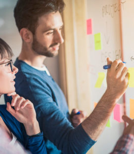 Dicen que es ante las adversidades cuando más aprendemos. Y que en situaciones difíciles solemos dar aquello que ni sabíamos que teníamos. Estamos en un momento complicado, personal y profesionalmente, porque estamos adaptándonos y aprendiendo nuevas formas de trabajar y relacionarnos. Es ahora cuando la creatividad resurge en las organizaciones para tirar adelante. En Recursos Humanos se agudiza el ingenio y se potencia precisamente esa creatividad para revitalizar a los equipos.